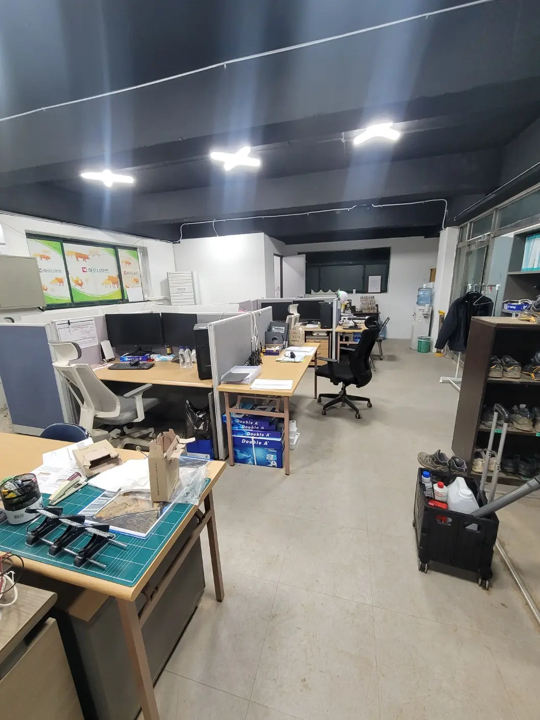 송정동 사무실 청소 전 책상 주변 사용 상태